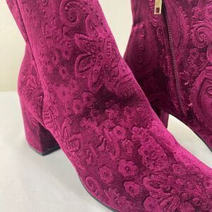 Zigi Soho Booties 9 NYDIA Burgundy velvet chunky heel lazer desgin